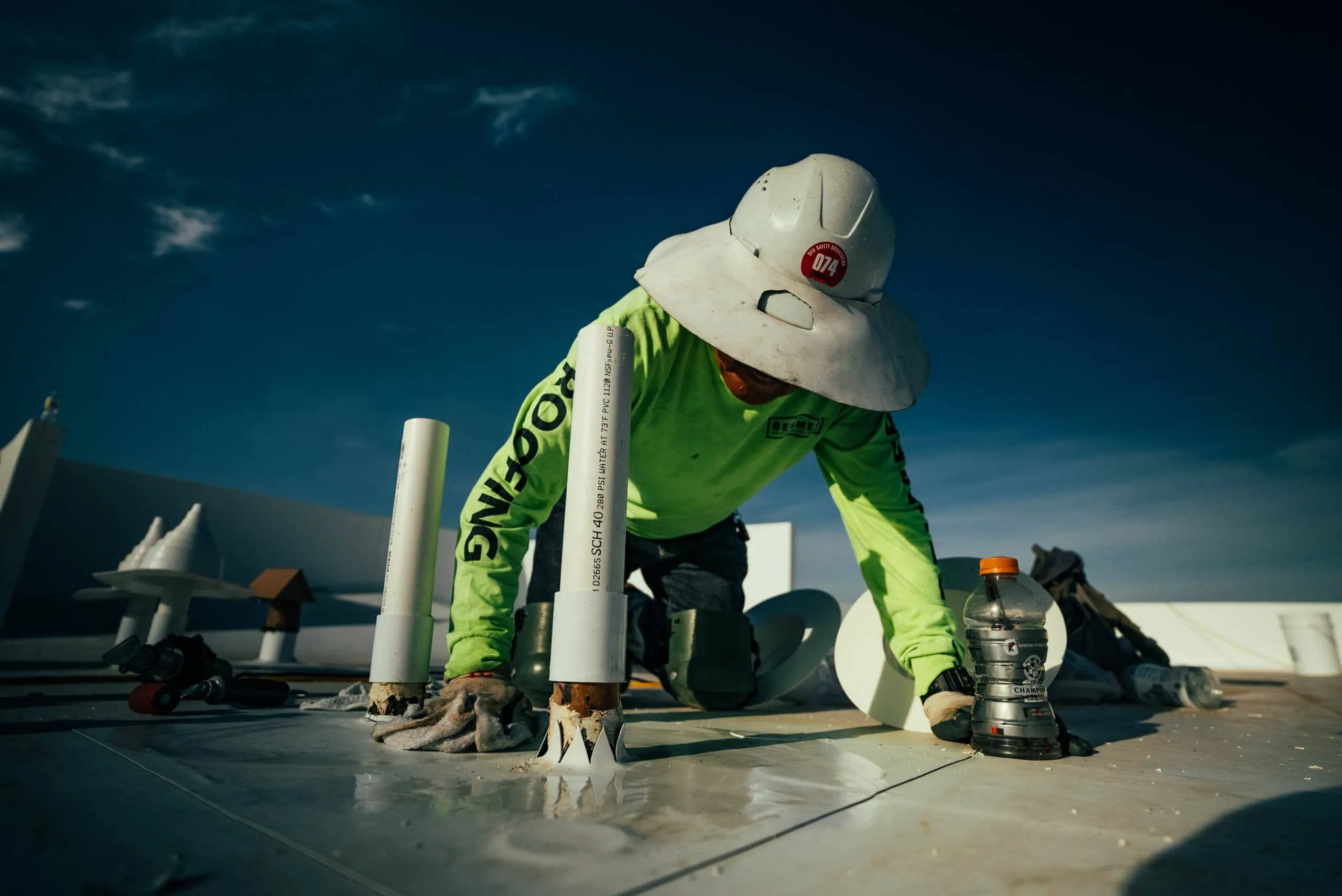 behmer worker repairing tpo on commercial roof in phoenix