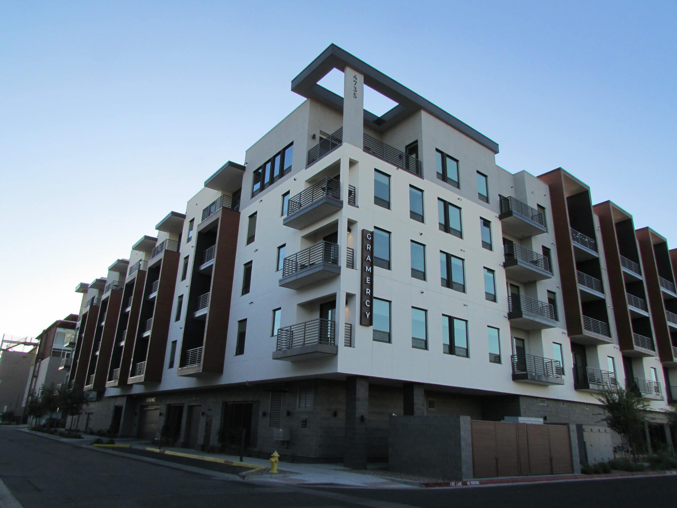 A large apartment building in Scottsdale, Arizona with a new roof by Behmer.